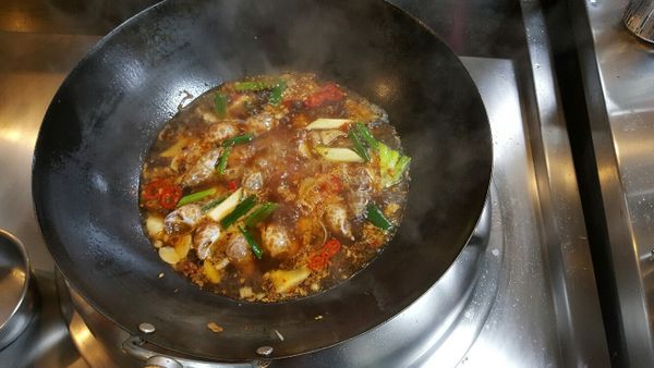 再放入鳳螺及醬汁 ( 豆瓣醬, 米酒, 胡椒粉, 魚露, 紹興酒, 鹽, 糖拌勻), 小火燒約3分鐘