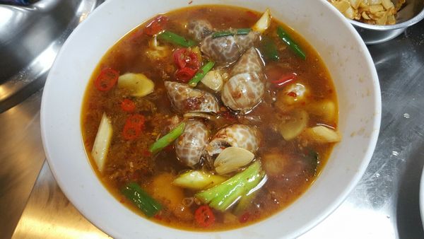 可取一大碗撈起鳳螺和醬汁, 用一蓋子蓋住再讓鳳螺浸泡及入味. 可放入冰箱冷藏一天, 味道更入味.