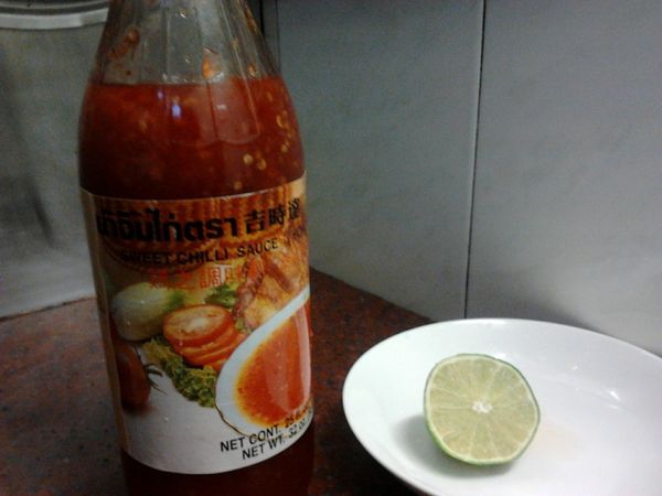 甜雞醬倒入碗中,再擠入檸檬汁,加入糖.水後攪拌均勻,口味可自行調整