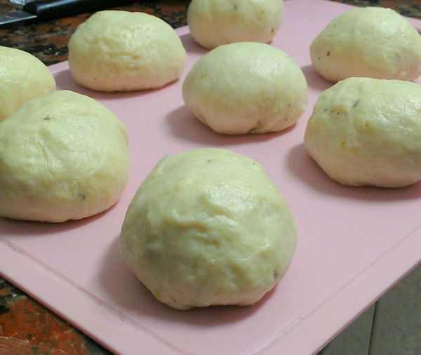 把前七樣材料放入攪拌盆中，麵包機功能選擇8，就會幫忙打好麵團喔，也順便完成第一次發酵，將麵團取出，每60公克分一個，一共可以分八個，然後壓出空氣後揉圓，靜置10分