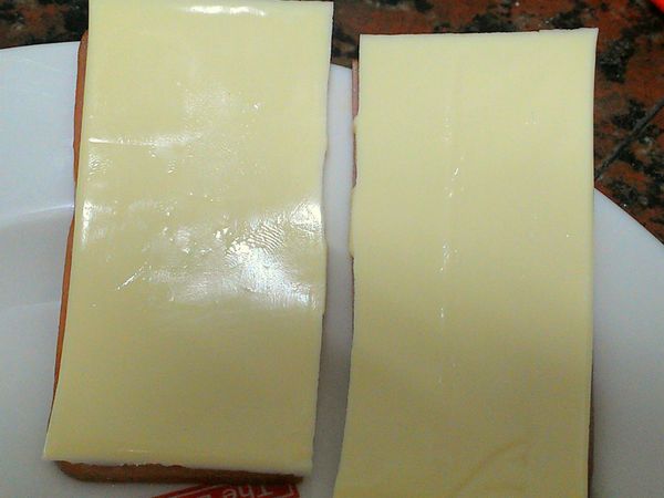 準備內餡，第一種是直接起司加火腿，每一大片可以分兩份，一共做四份