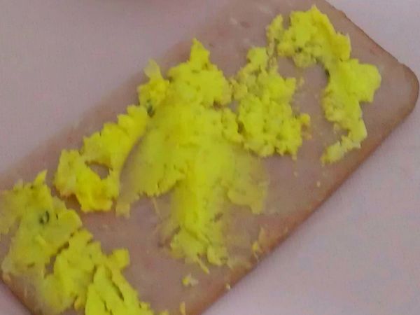 第二種：先在火腿上抹上蒜味醬，再疊上起司，一樣一大片可以做兩份，一共要做四份喔