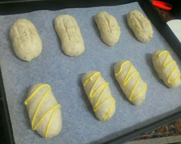 香蒜口味的在麵團上劃兩刀，火腿口味的擠上沙拉醬花紋，要發酵至兩倍大