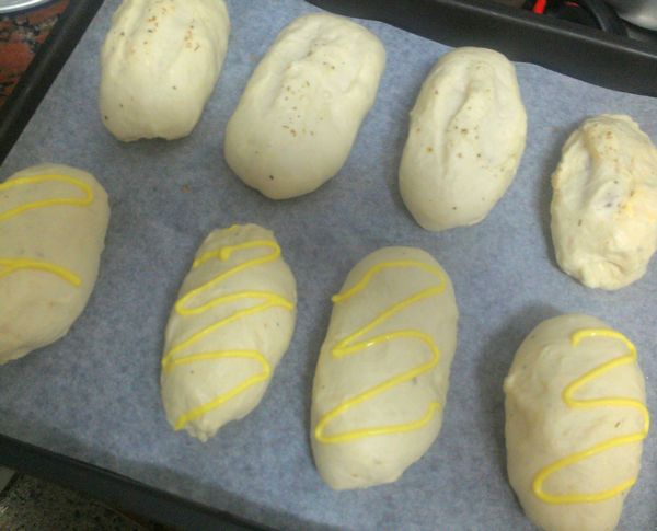 發酵好的麵團要入烤箱囉！烤箱預熱180度十分，約烤15~18分鐘