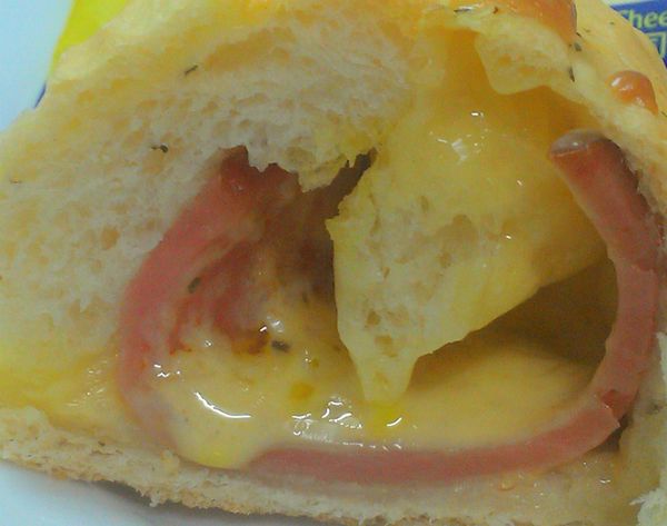 這是香蒜口味的，起司都快流出來了