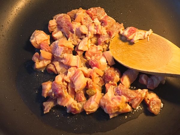 放一點油在鍋裏，先炒五花肉 （小心油會噴，因為豆腐乳的關係）