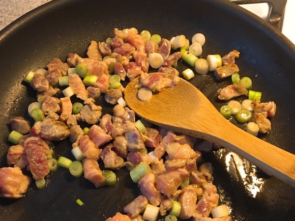 五花肉炒半熟時，加入蔥白一起炒香