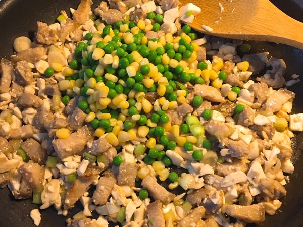 加入青豆、玉米，一起炒⋯⋯