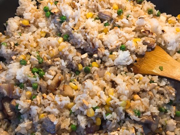 加入白飯（白飯最好是冰過一晚）