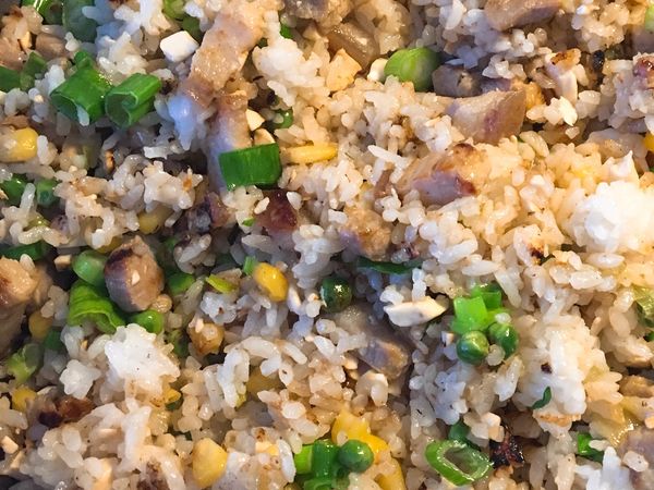 最後把蔥綠的部份放進去一起炒 （本人以前不愛吃蔥，後來發現、炒飯時，有沒有放蔥，差很多）...... 吃蔥對身體好😄😄