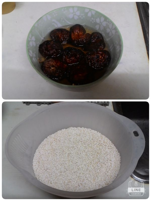 乾香菇用熱水泡開，糯米不須浸泡，但洗淨要瀝乾水份，這2個動作要等待時間，所以要先做。