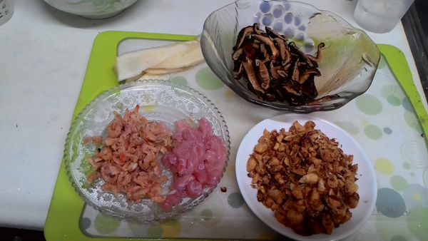 等待香菇泡軟的時間，可先切肉絲，蝦米稍微切一下，備薑片等食材，等香菇泡軟，去蒂頭切絲