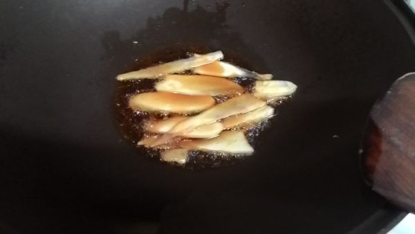 鍋中放麻油用中小火將薑片爆香。