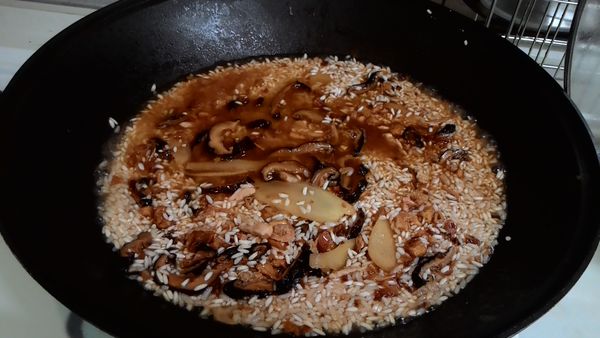 加入酒及水量，大火煮滾關火。
(我有用泡開的香菇水，水量總合480cc，若加香菇水，要扣除香菇水再加剩餘水量，若不加香菇水，就用冷水480cc)