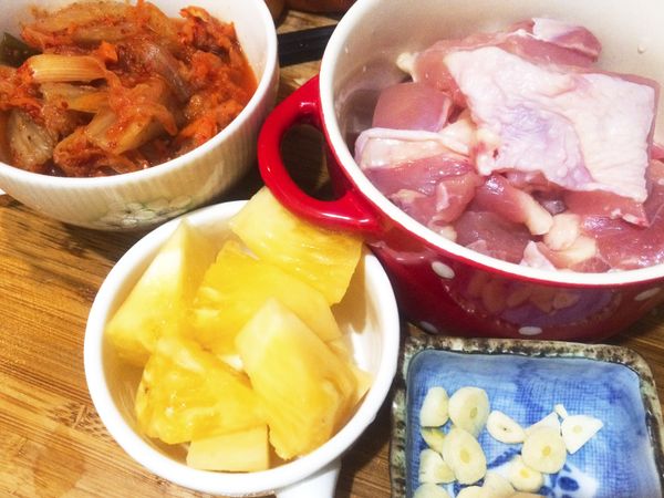 準備材料，雞腿肉切塊，鳳梨切小塊，蒜頭切片，泡菜準備約一吃飯碗的量，有湯汁也請加一些進來