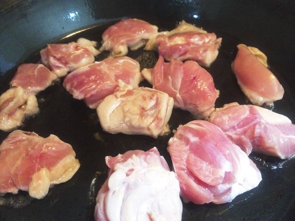 熱鍋，放一小匙油，把切塊的雞腿肉放入（不用醃製也沒關係），皮面朝下煎