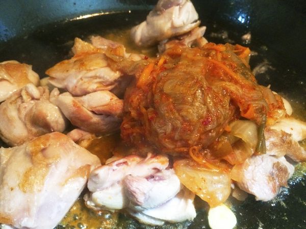 再放入泡菜，連泡菜汁一起進去