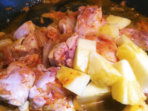 再加入鳳梨塊，拌炒，鳳梨加入後，湯汁會再多一些，可以再燒煮個五分鐘，試看看味道，可以加點糖調整風味，味道後就起鍋囉！