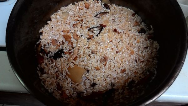 取一深鍋將食材全部放入，再用鍋鏟抹平表面，放入電鍋外鍋1.5米杯水蒸。(跟煮白飯一樣，電鍋不能放蒸架!!)