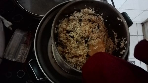 開關第一次跳起後，戴隔熱手套(避免被熱氣燙傷)用飯匙將底部的飯翻上來，外鍋加1.5米杯水再蒸一次，開關跳起，保溫下再悶半小時即可食用。