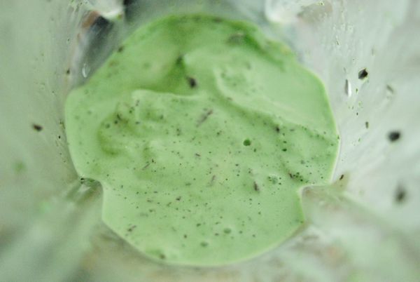 將所有材料用果汁機打勻即可，如想要綠色，可加綠色食用色素