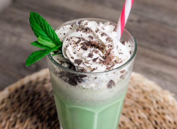 可在奶昔上加植物性鮮奶油，灑上巧克力碎作裝飾