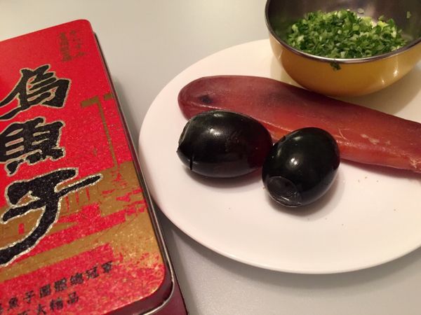 大蒜切末備用，烏魚子雙面塗抹高樑酒。