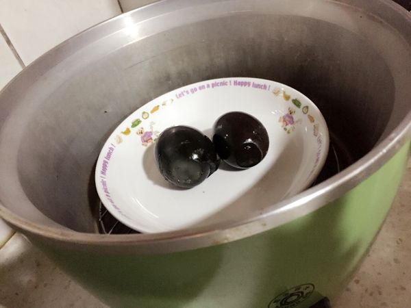 皮蛋放入電鍋內蒸熟(方便切丁)。