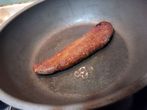 倒入ㄧ點點油，將烏魚子置入平底鍋亁煎至表面呈金黃色後取出。