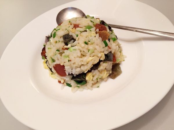 可打入2顆蛋加入白飯，也可以變成ㄧ道炒飯。