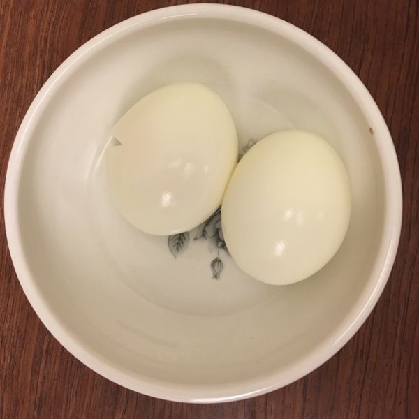 把蛋煮熟，剝殼，備用