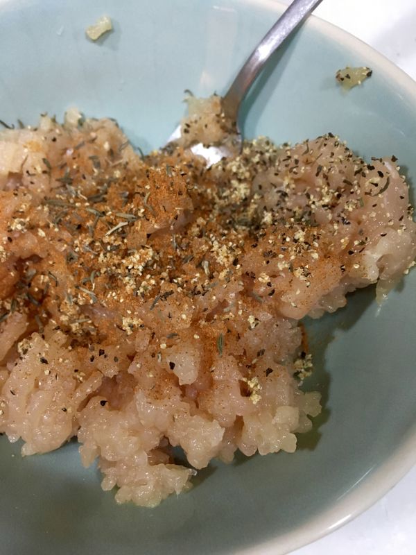 如果是用絞肉（任何肉都可以，最好帶點脂肪），斟酌加入鹽、胡椒、香料
香腸肉的話把腸衣剪開，應該就不用調味了