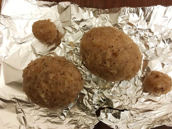 用肉把蛋包住，裹緊後放進預熱200度的烤箱15~20分鐘，直到肉熟