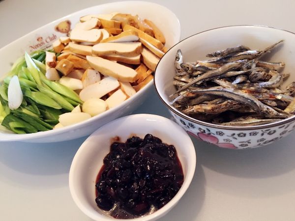 先將豆干切片，蒜苗切橫絲，小魚乾稍微泡水備用。