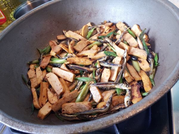 接著放入豆鼓，加點糖，放點水拌炒，起鍋前灑點米酒即可。