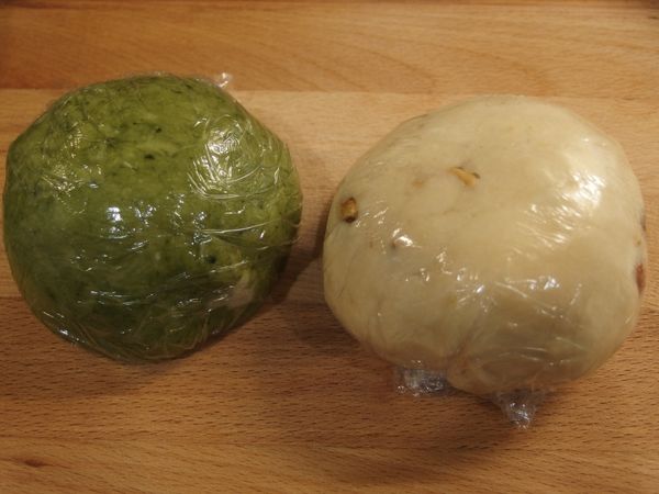 將麵糰包在保鮮膜中壓緊，靜置至少15分鐘