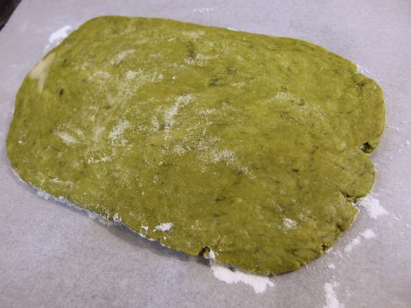 直接將保鮮膜包住的麵團壓整成長方形（或滾成圓柱形），移放在烘焙紙上。再用旁邊多餘的高粉，輕輕抹上一層