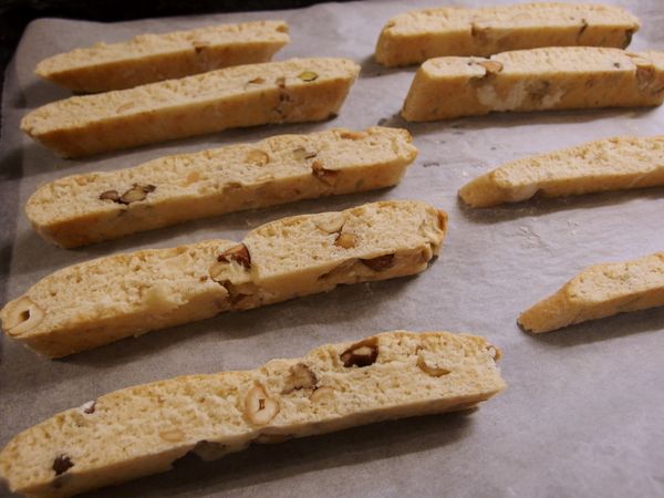 將麵團切成長條狀，翻側邊躺平