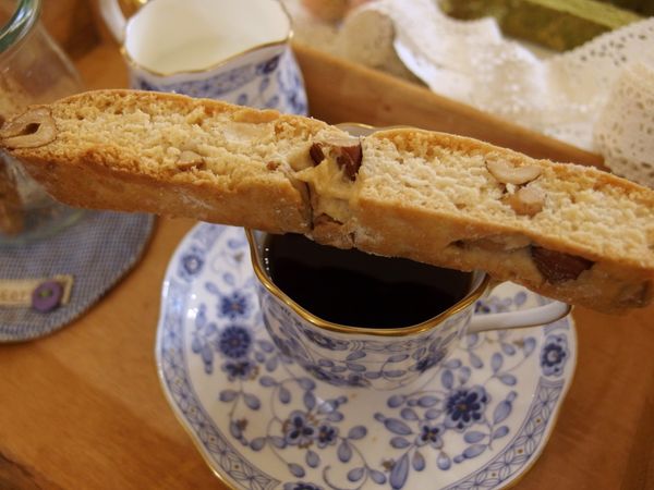 跟咖啡一起享用最可口！將剩下的餅乾放在cookie jar裏，以後慢慢享用！很幸福呢～