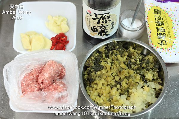 準備食材。鹹菜，買回來先洗乾淨，去除梗部比較粗的纖維後，瀝乾水份，將葉子和梗部切成丁。蒜頭，切成蒜片。薑，切成薑片。辣椒，依個人對辣度的喜好，取適量切成辣椒片。