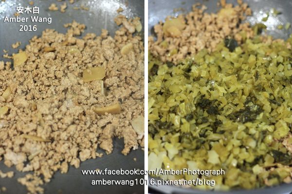 鍋中倒入少許油，放入薑片爆香，放入肉末炒至肉色變白，加入1大匙醬油、1/2大匙黑麻油拌炒圴勻(左圖)。放入鹹菜、蒜片、1小匙味之素高鮮味精、1小匙鹽、4大匙醬油、1/2大匙黑麻油拌炒均勻(右圖)。