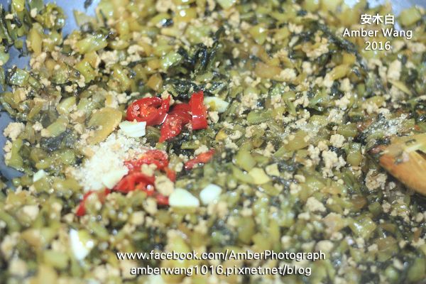 放入4大匙黃砂糖、1大匙米酒、辣椒片，怕辣的人不要太早放，可以選擇此時再放入，拌炒均勻入味即可。