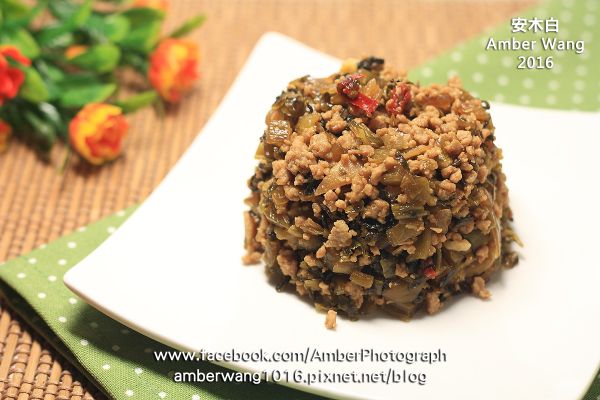 「鹹菜炒肉末」完成了，配飯配麵很好吃，超下飯。