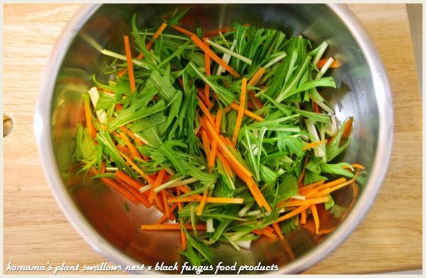 水菜洗淨後，分切成段；紅蘿蔔去皮後，分切成絲狀。