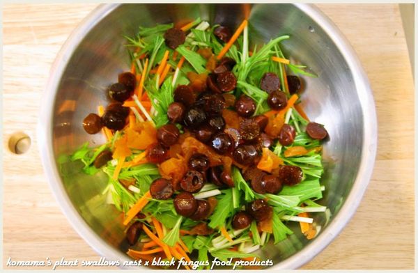 柿餅剪成塊狀與黑木耳QQ圓逐一剖半後，一同放入鍋中。