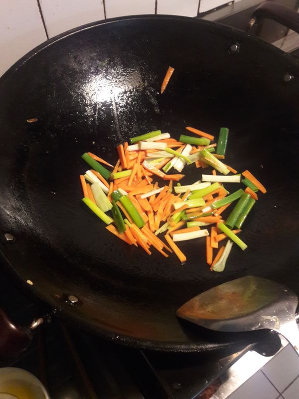 將蔥切斷，紅蘿蔔切絲，爆香