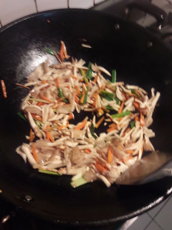 在加入秀珍菇,拌炒。