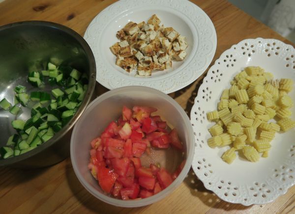 黃瓜切丁.少許鹽巴 抓醃出水
玉米筍煮熟.和番茄切丁