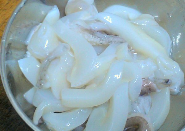 花枝約一隻手大，切塊，然後加一點米酒醃一下去腥味