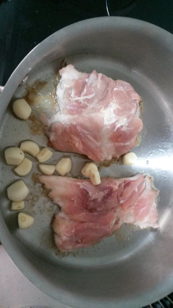 將去骨雞腿肉皮向下入鍋煎；等雞油出來後放入蒜頭粒，蒜香味出來後，拿起雞腿肉放入所有的蔬菜(除了木耳和荷蘭豆)和米拌炒。